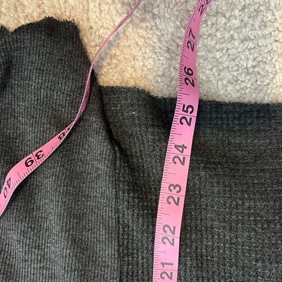 TLA Women’s Gray Waffle Knit Top Size Medium - Picture 8 of 9